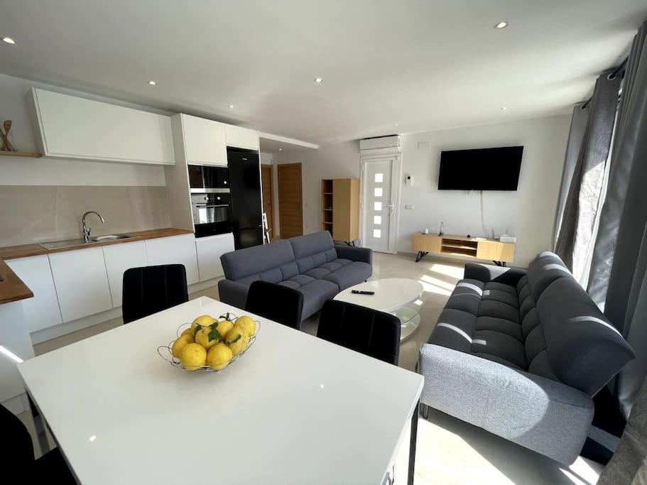 Belle Villa Contemporaine Piscine Privee เอมปูเรียบราบา ภายนอก รูปภาพ
